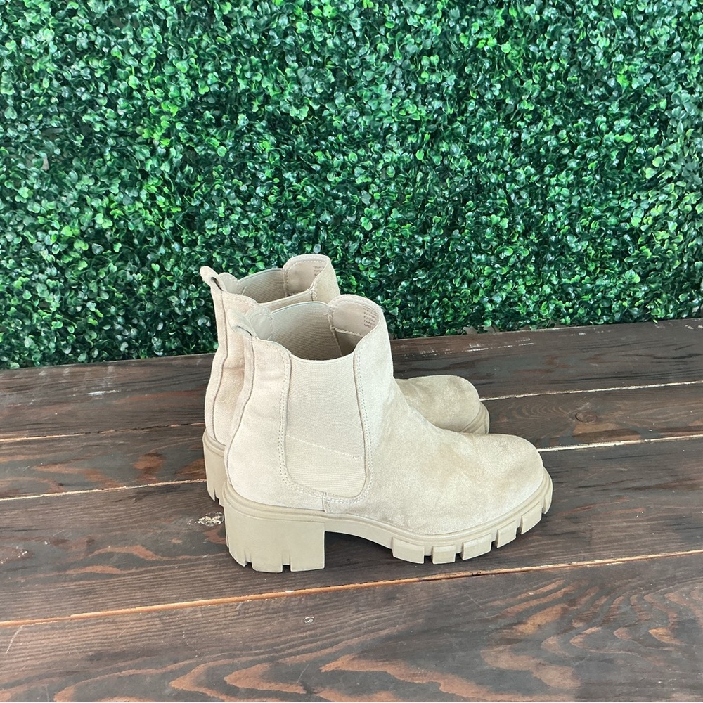 Madden‎ Girl Tessa Lug Chelsea Boots Women's 7.5M Beige Ankle Booties Platform